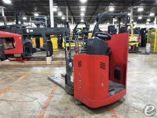 2017 Raymond 8900