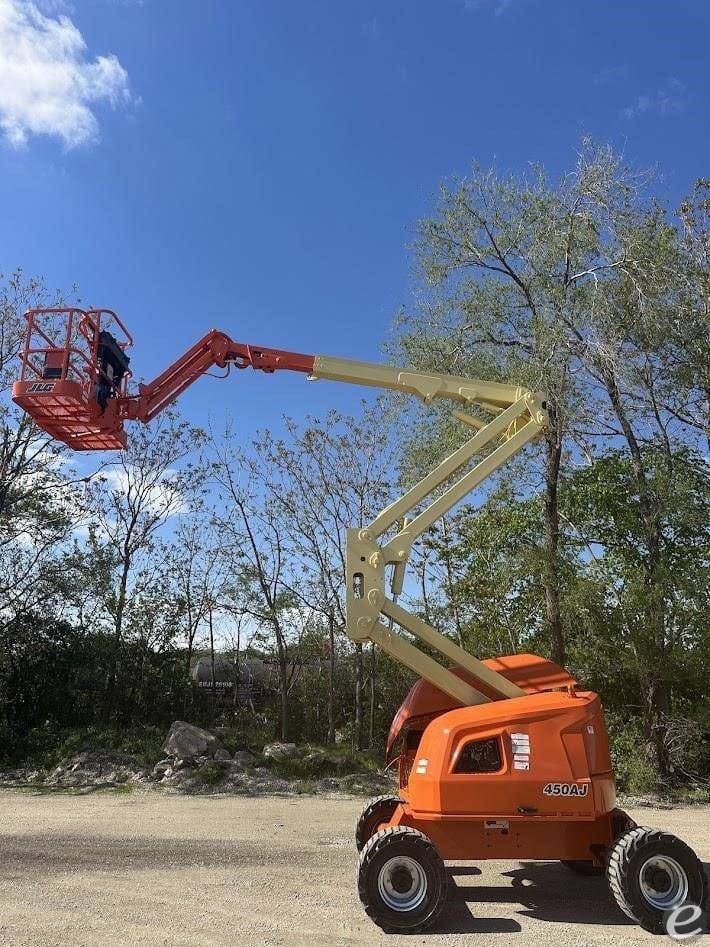 2017 JLG 450AJ