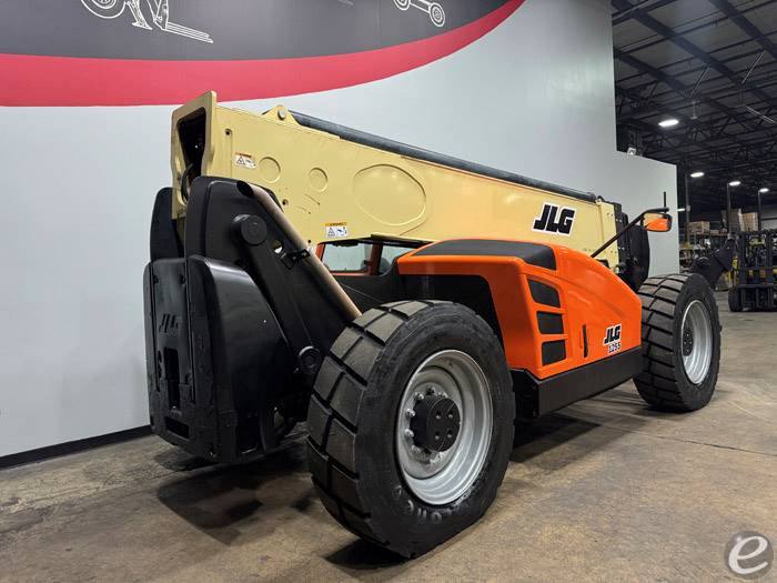 2016 JLG 1255
