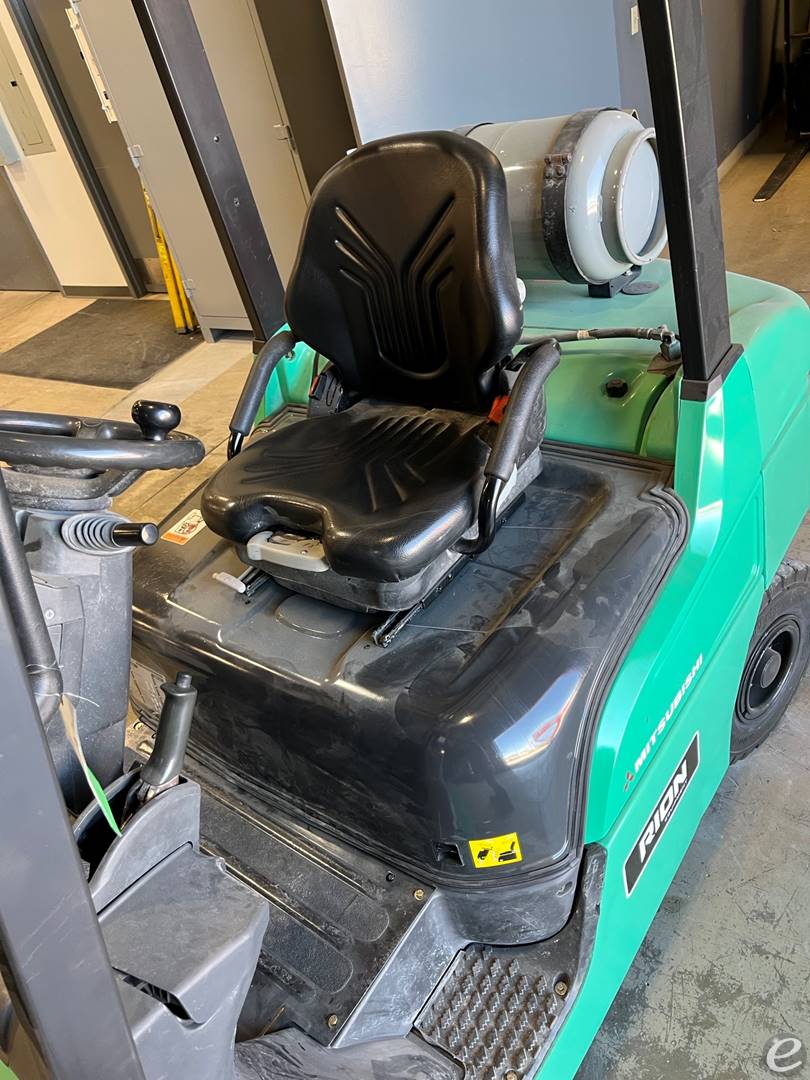 2015 Mitsubishi FG25N