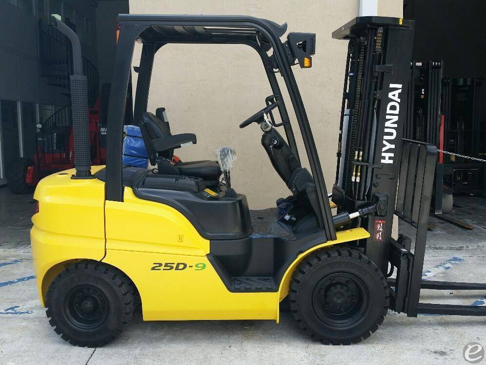 2015 Diesel Hyundai 25d 9 Pneumatic Tire 4 Wheel Sit Down 
