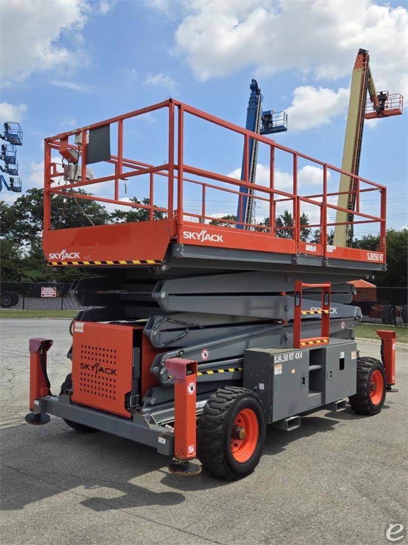 2019 Skyjack SJ9250RT Dual Fuel Scissor Lift - 123Forklift