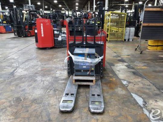 2017 Raymond 8900