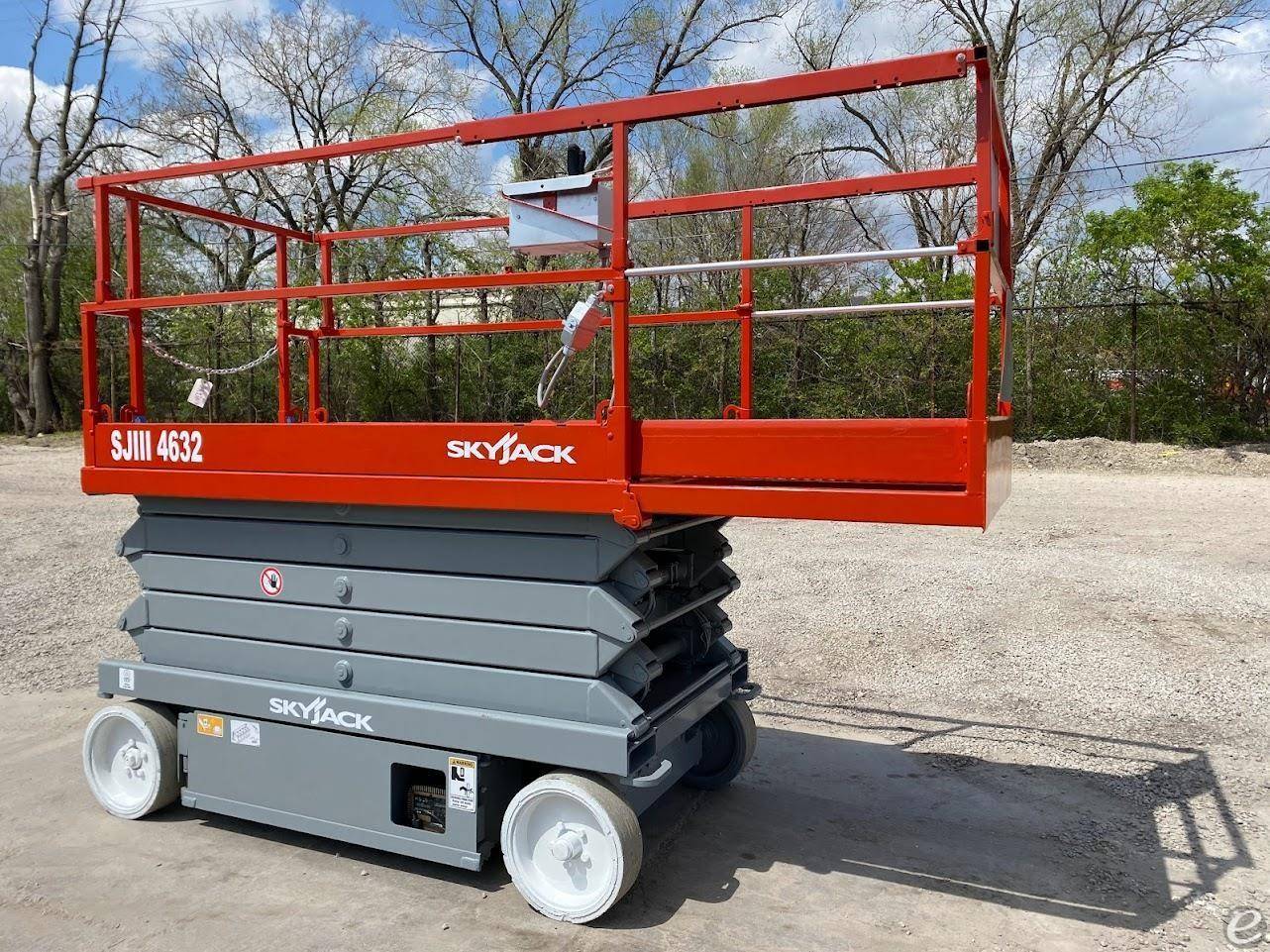 2014 Skyjack SJ6832RT Dual Fuel Scissor Lift - 123Forklift