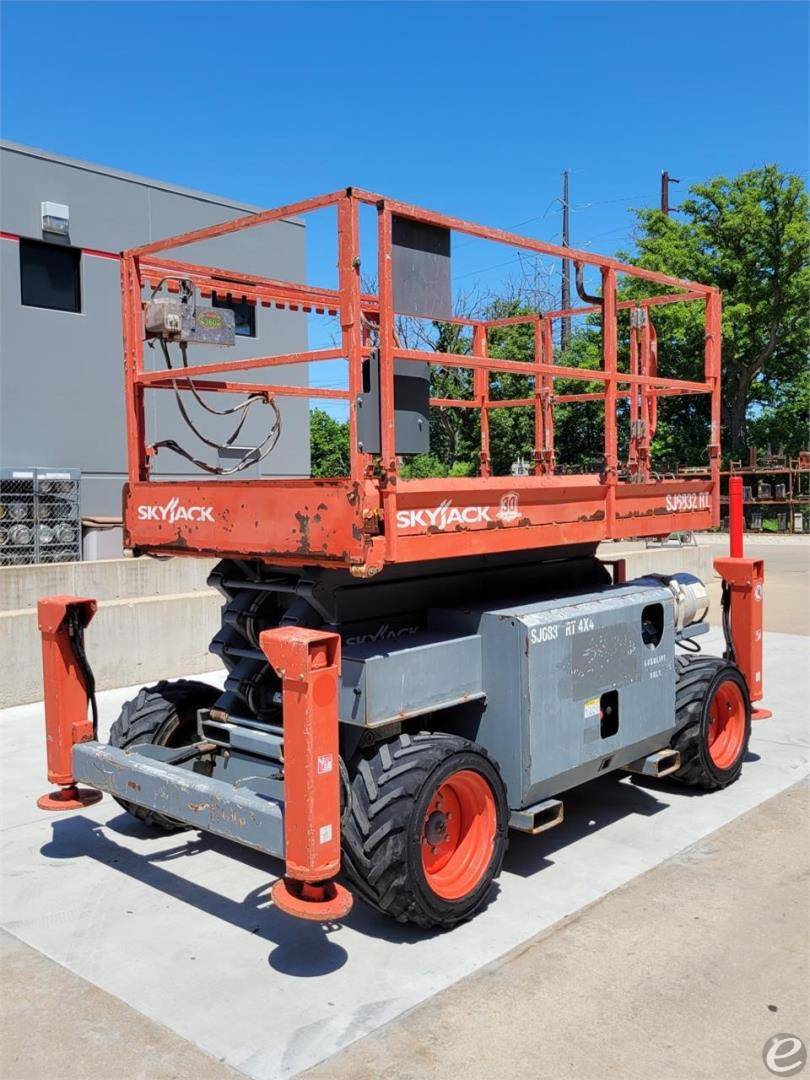 2015 Skyjack SJ6832RT Dual Fuel Scissor Lift - 123Forklift