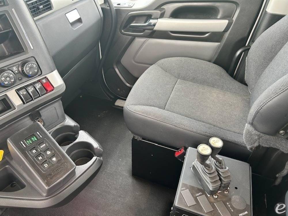 2024 Kenworth T880