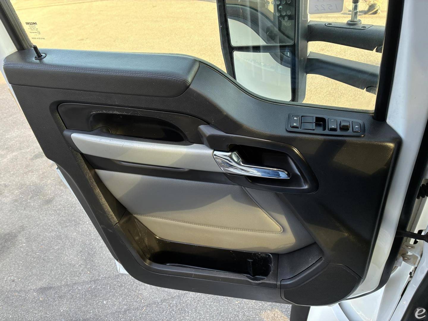 2025 Kenworth T880
