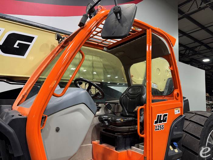 2016 JLG 1255