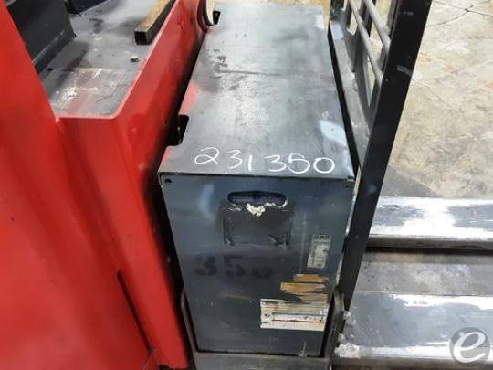 2017 Raymond 8900