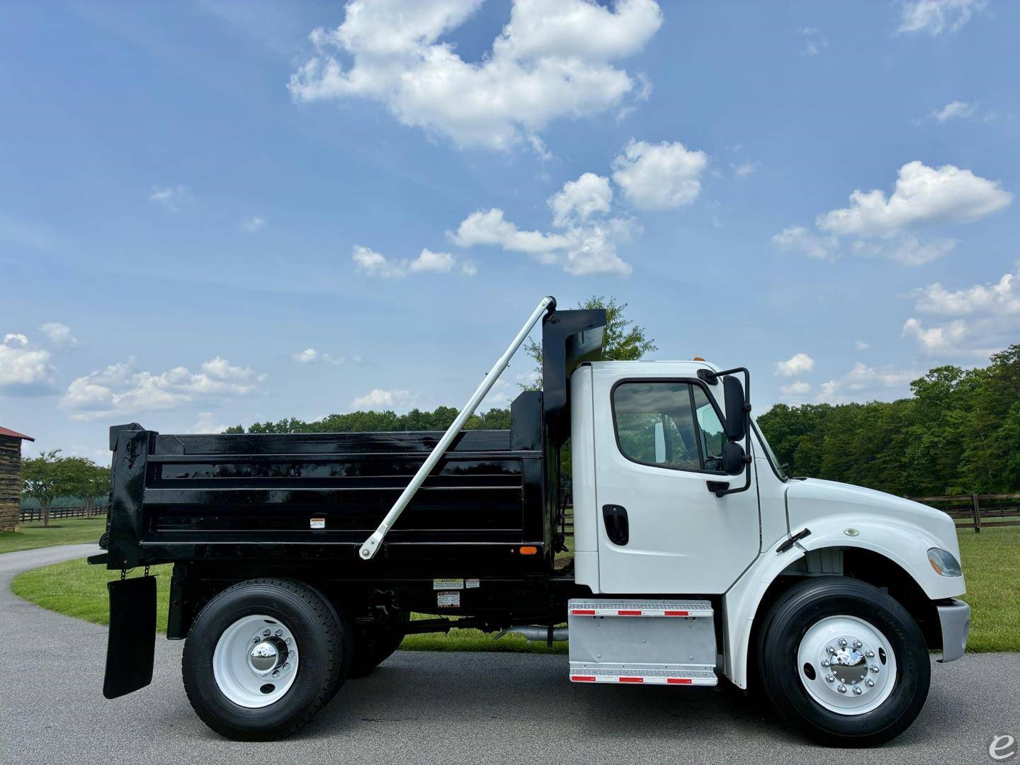 2019 Freightliner BUSINESS CLASS M2 106