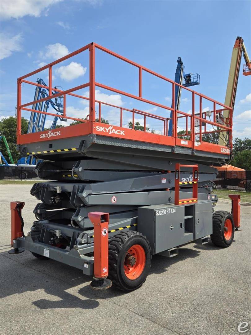 2019 Skyjack SJ9250RT Dual Fuel Scissor Lift - 123Forklift