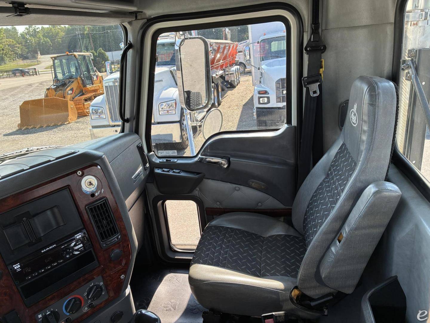 2015 Mack PINNACLE CHU613