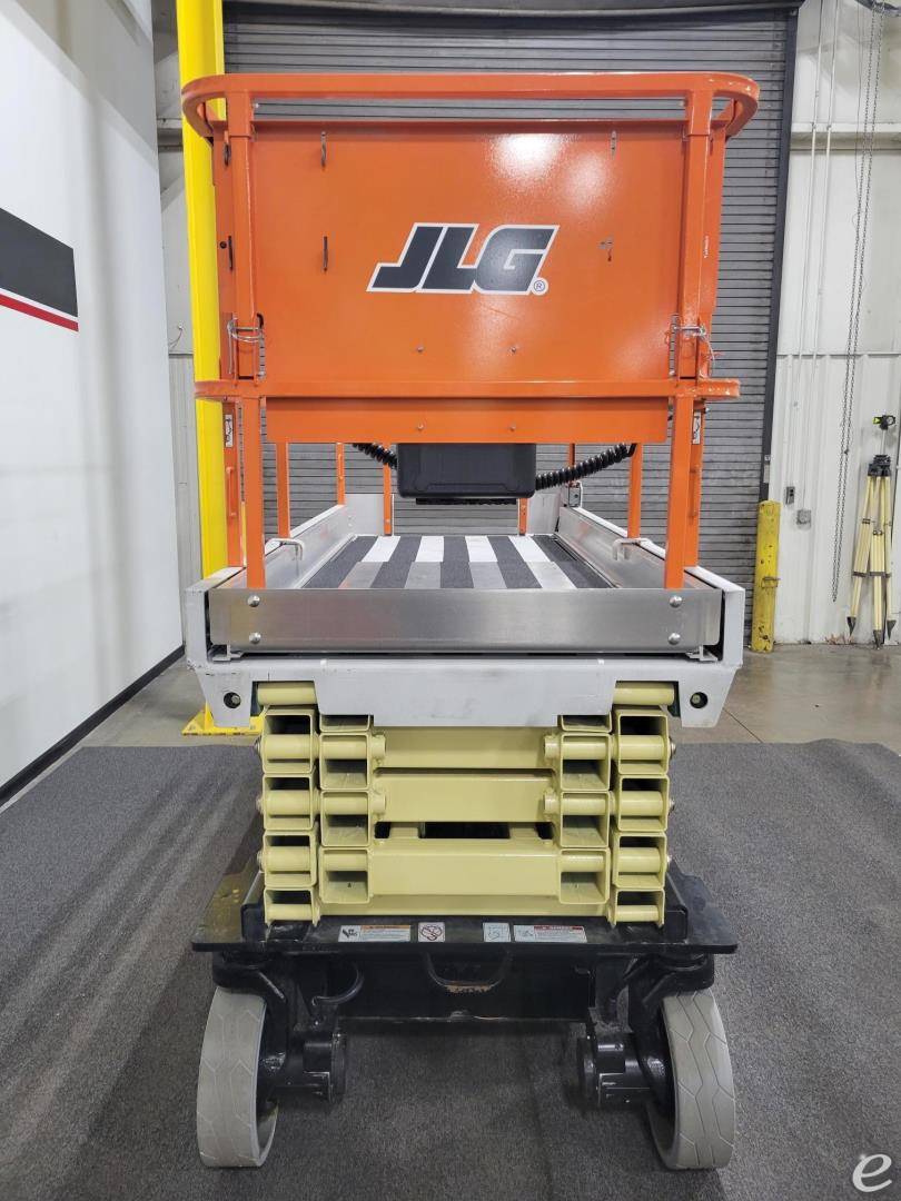 2017 JLG 3246ES