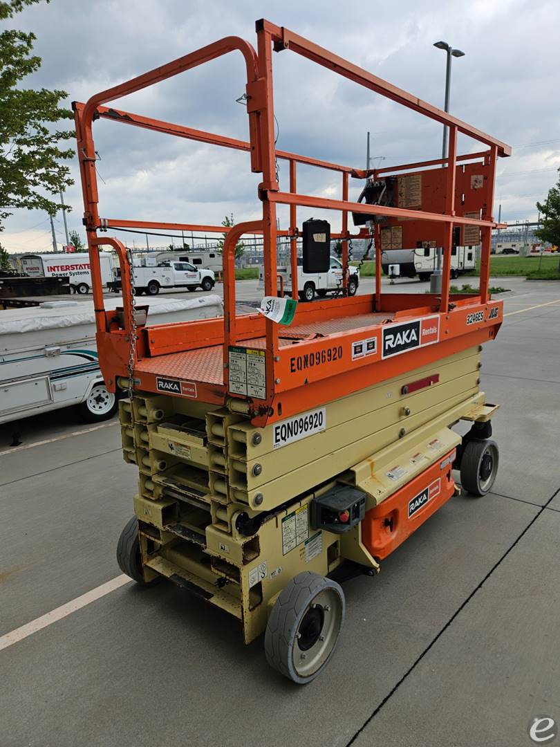 2018 JLG 3246ES