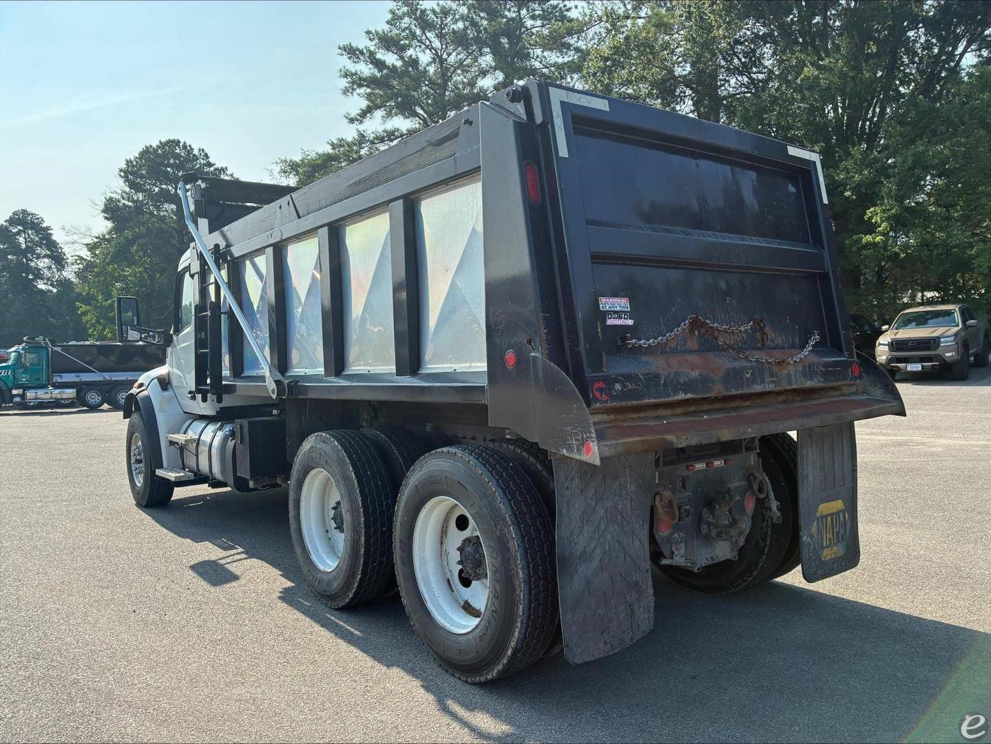 2023 Peterbilt 548