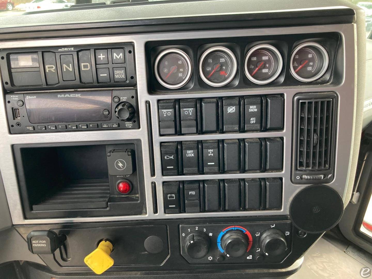 2022 Mack GRANITE 104FR