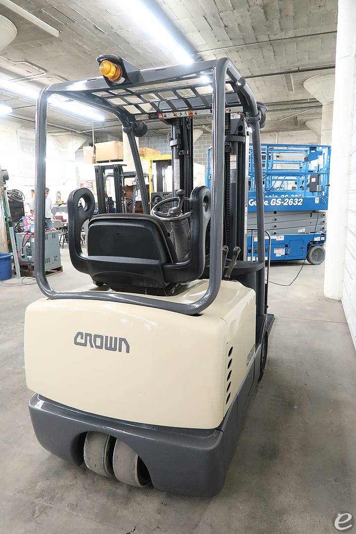 2003 Crown SC4020-30 Electric Forklift - 123Forklift