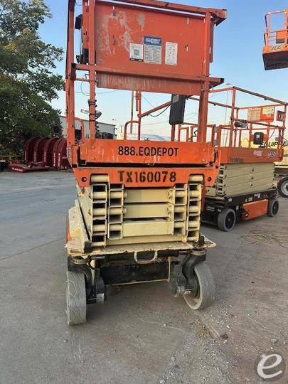 2017 JLG 3246ES