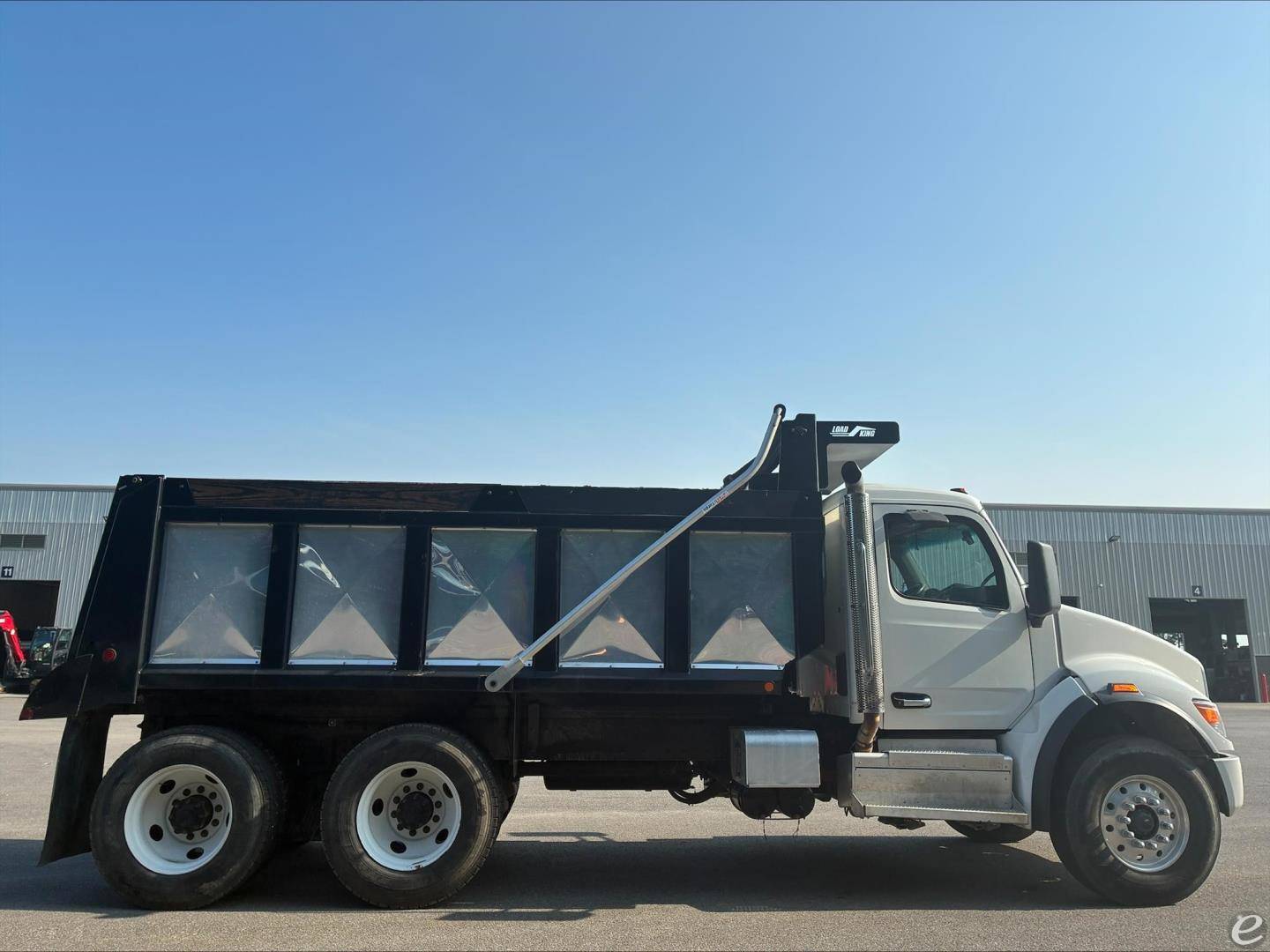 2023 Peterbilt 548