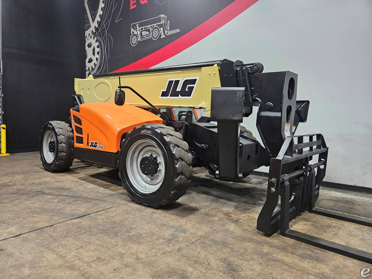 2016 JLG 1055