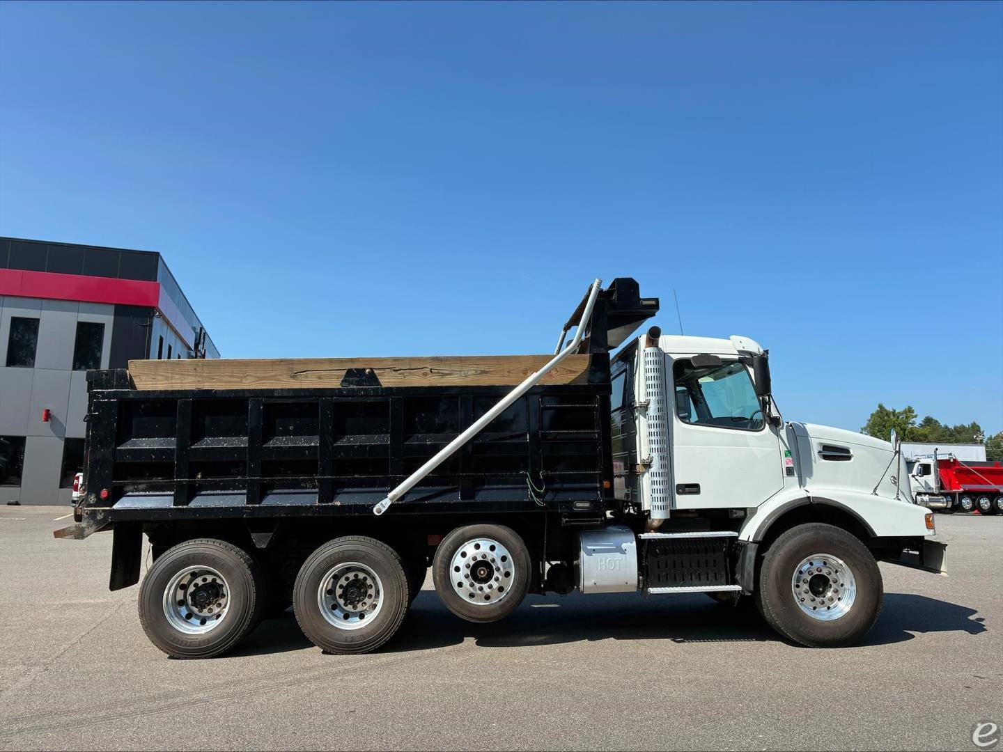 2016 Volvo VHD84B200
