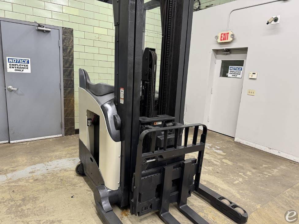 2001 Crown RD5220-30 Electric Reach Truck - 123Forklift