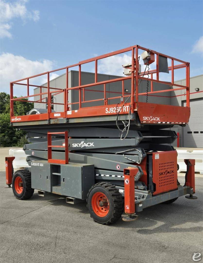 2019 Skyjack SJ9250RT Dual Fuel Scissor Lift - 123Forklift