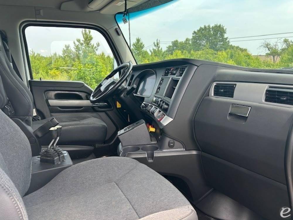 2024 Kenworth T880