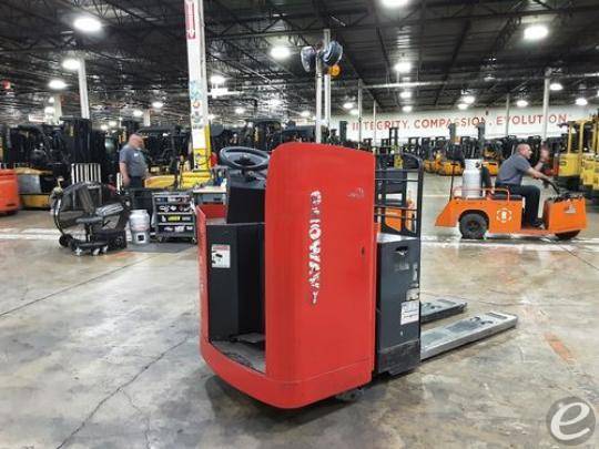 2017 Raymond 8900