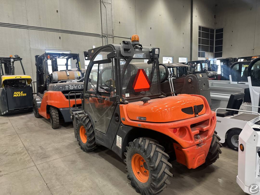 2022 Ausa T144H