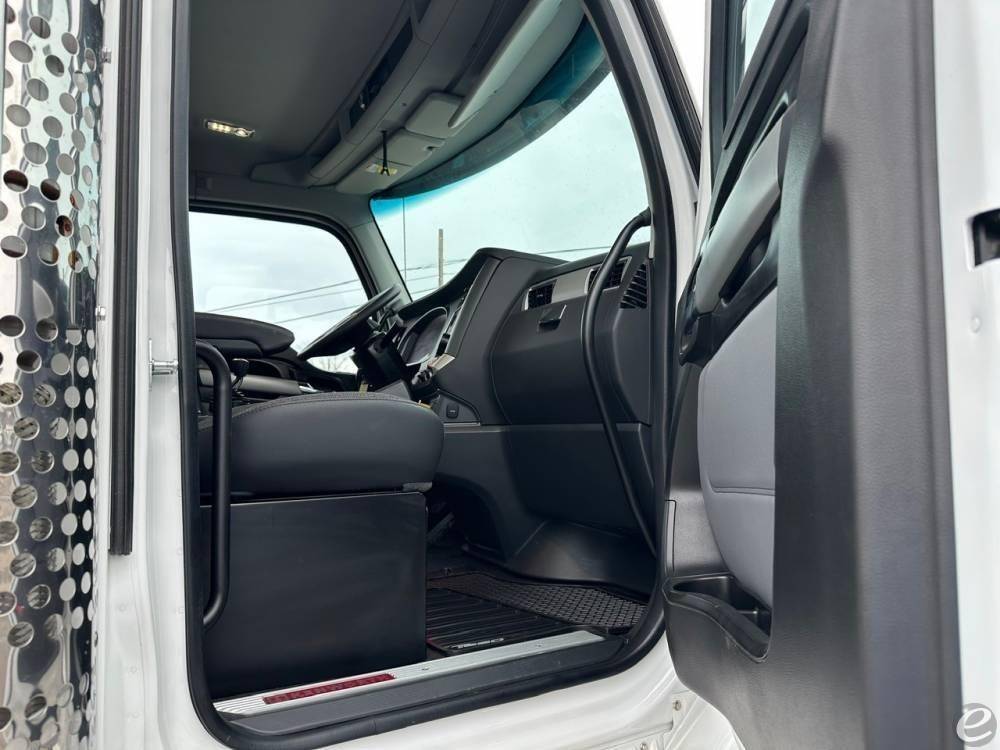 2025 Kenworth T880