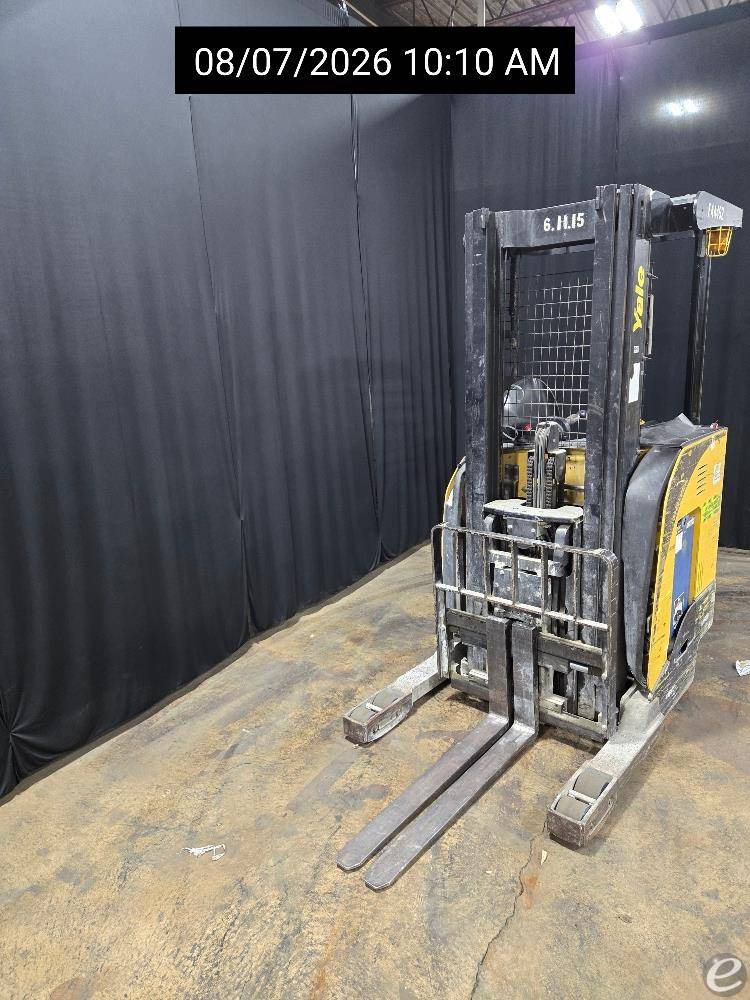 2015 Yale NR040DB