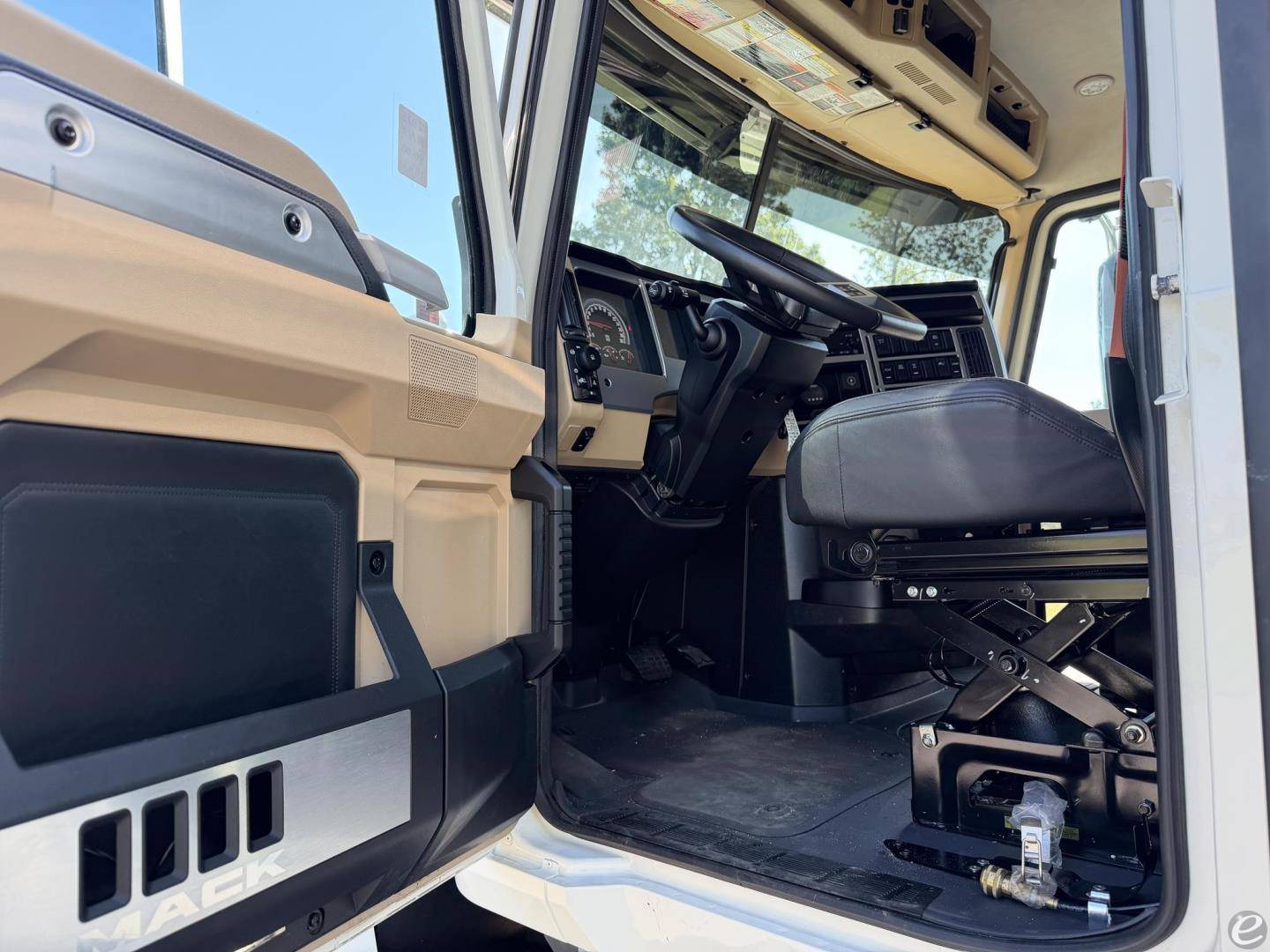 2025 Mack PINNACLE 84T
