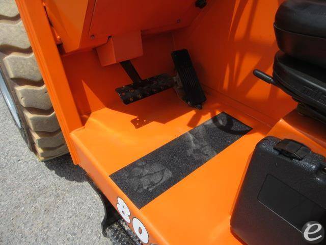 2017 JLG 8042