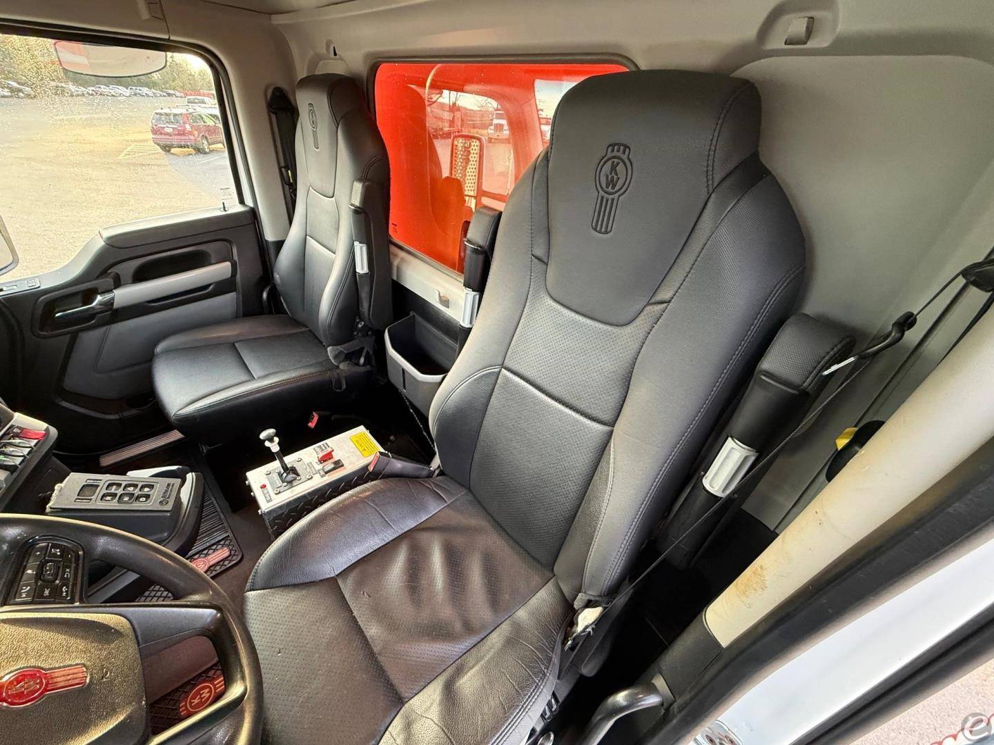 2023 Kenworth T880