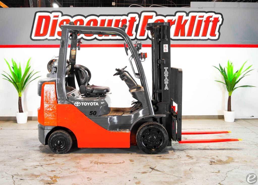 2013 Toyota 8FGCU25 LP Gas Forklift...