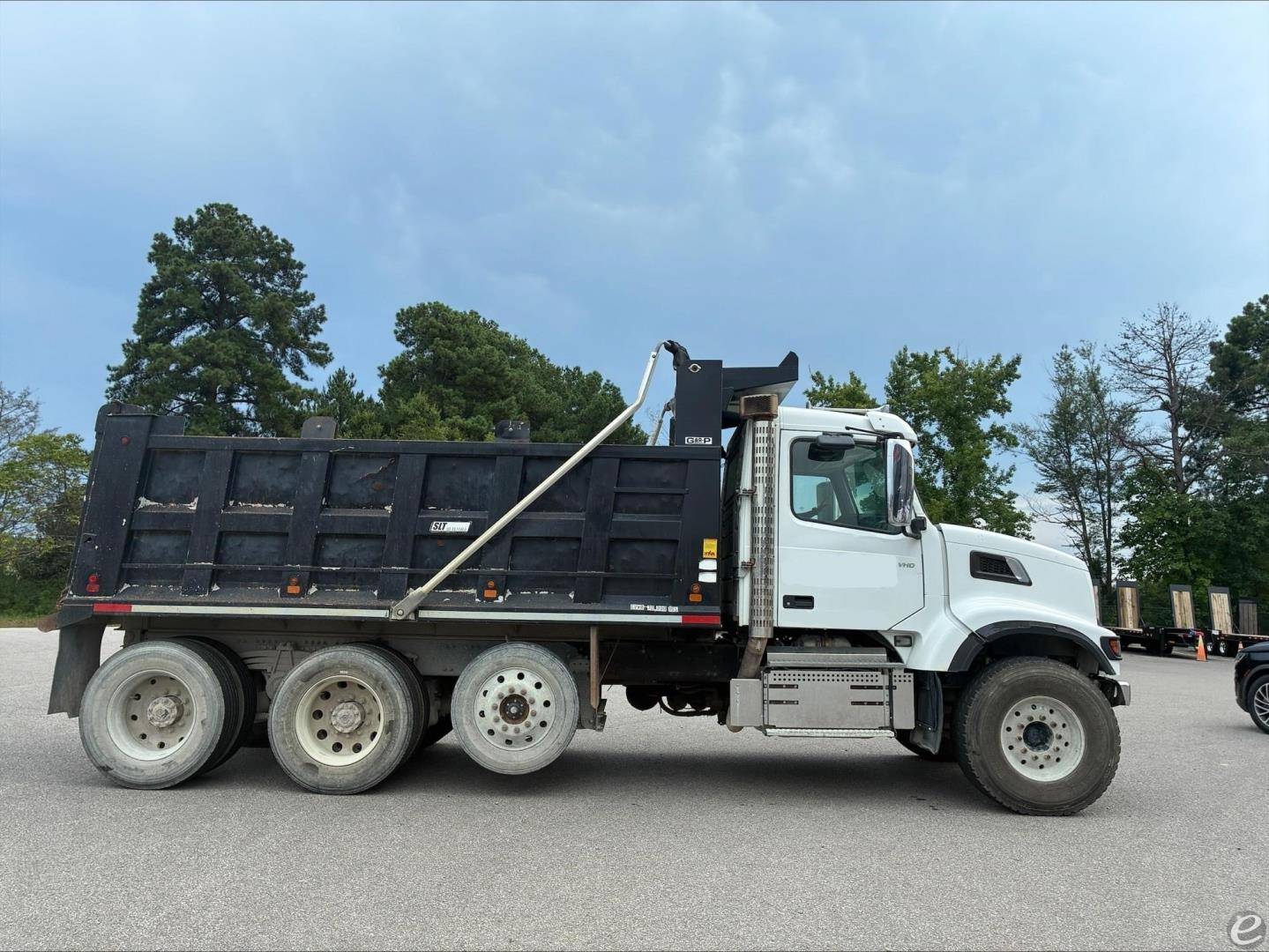 2022 Volvo VHD84F200