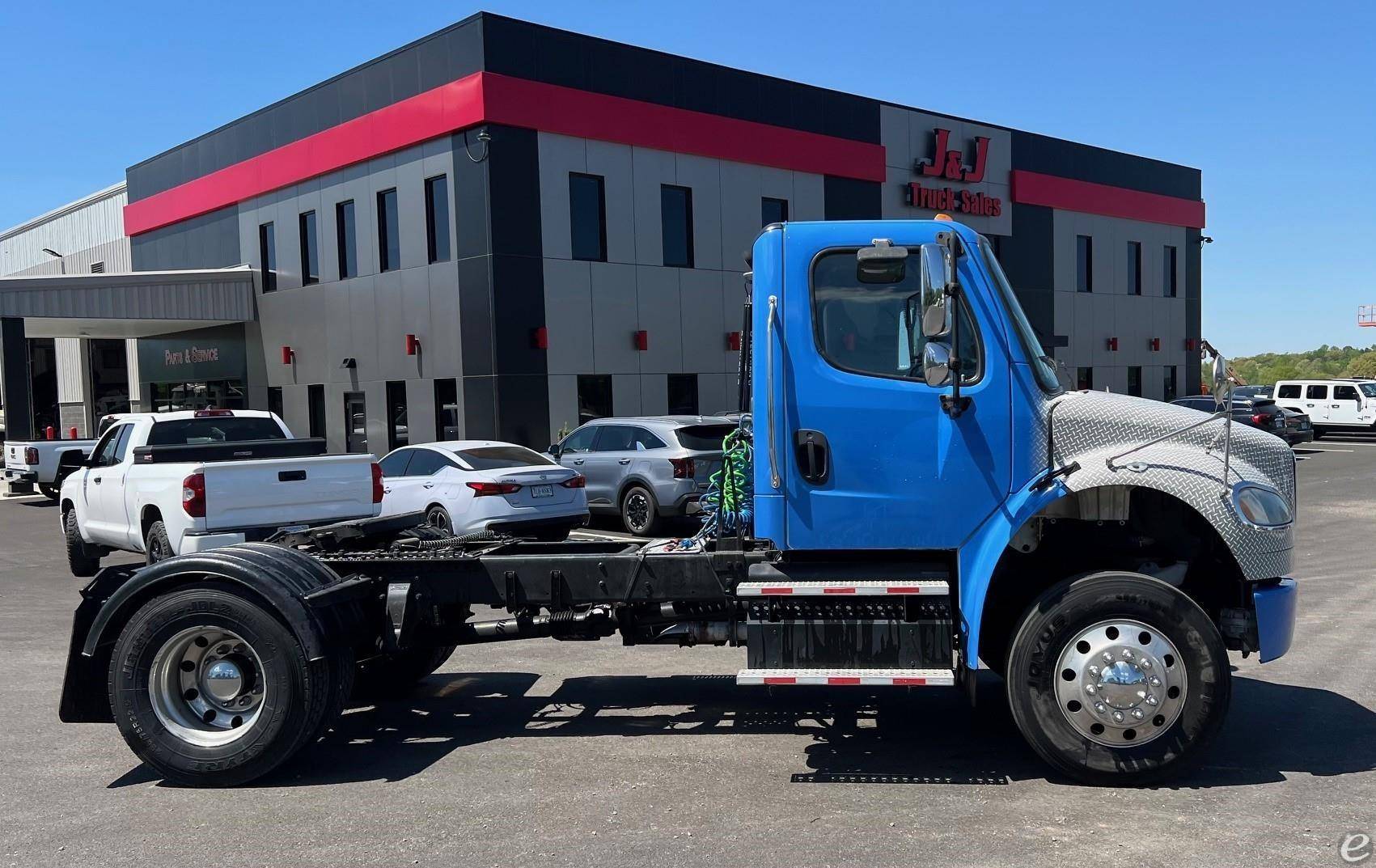 2013 Freightliner BUSINESS CLASS M2 106