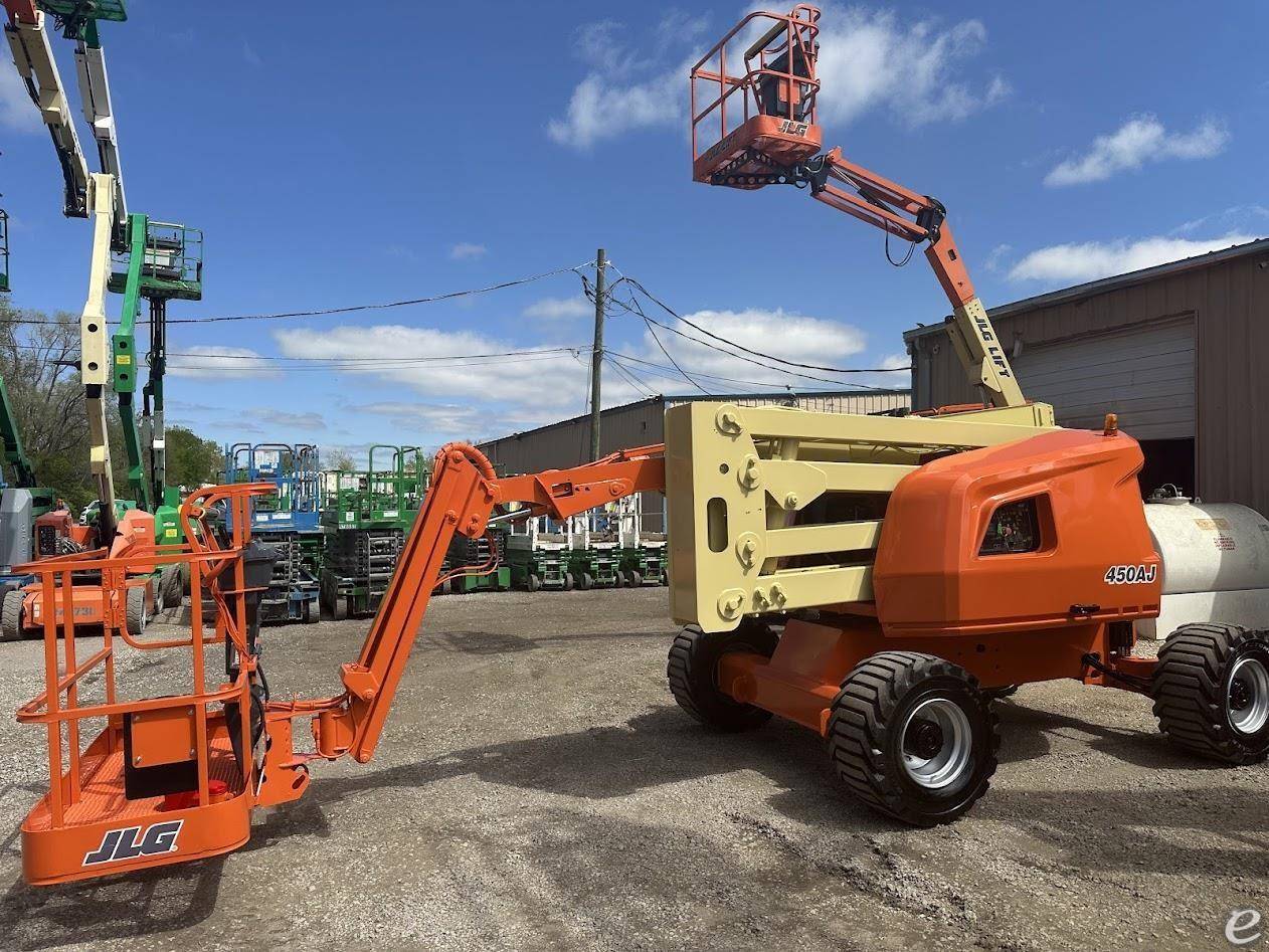 2017 JLG 450AJ