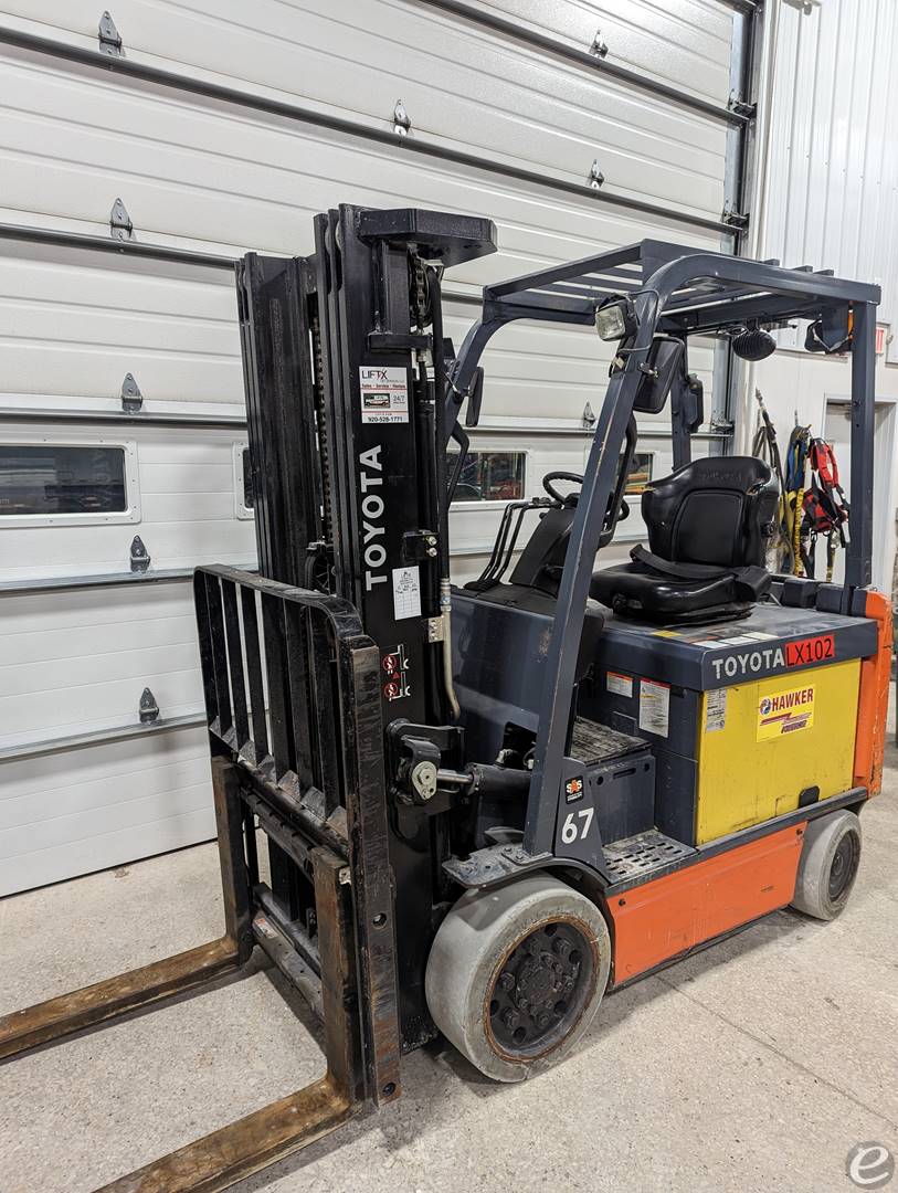 Electric Toyota 8FBCU30 Cushion Tire 4 Wheel Sit Down (Indoor Warehouse)