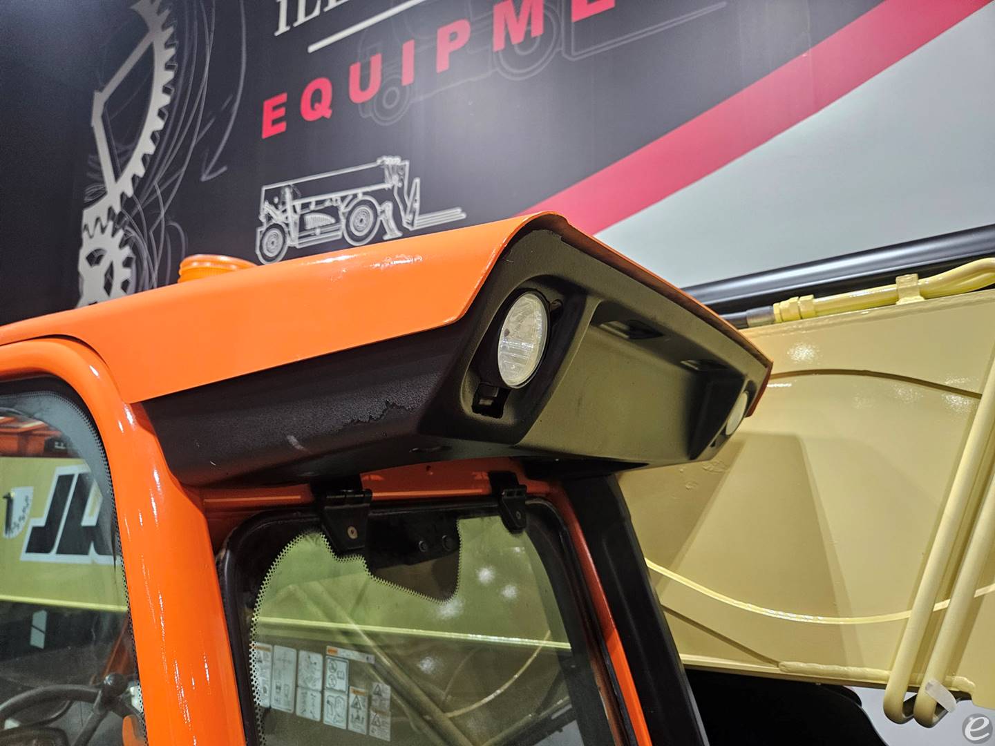 2016 JLG 1055