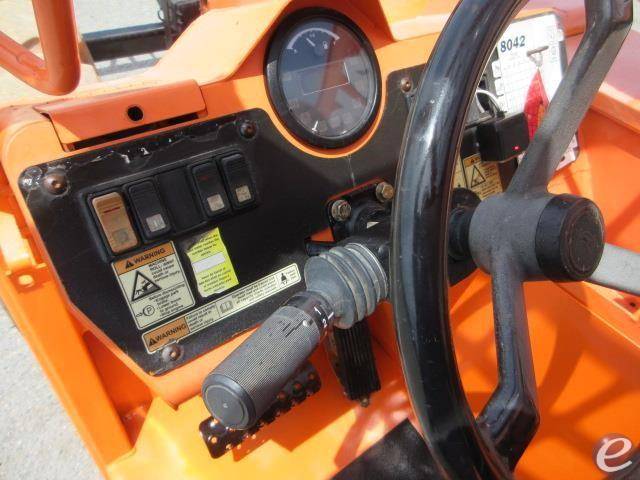 2017 JLG 8042