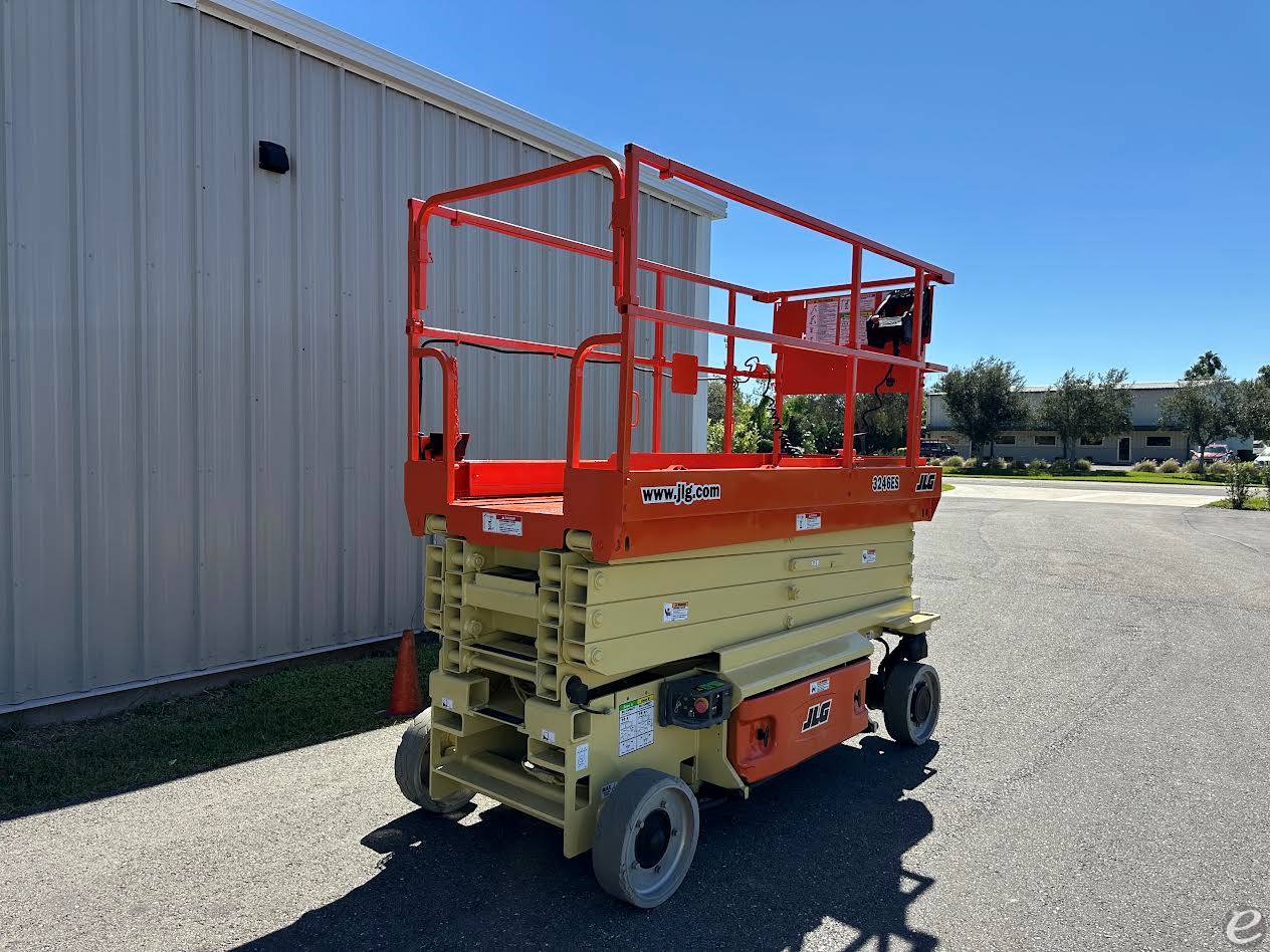 2015 JLG 3246ES