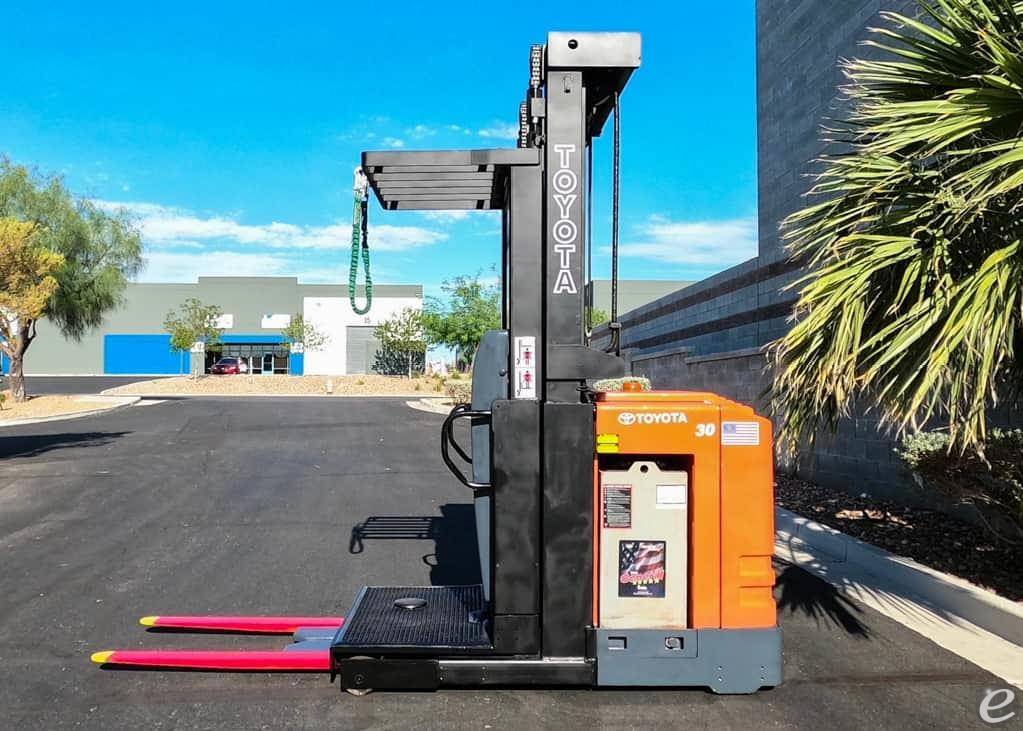 2010 Toyota 7BPUE15 Electric Order Picker - 123Forklift