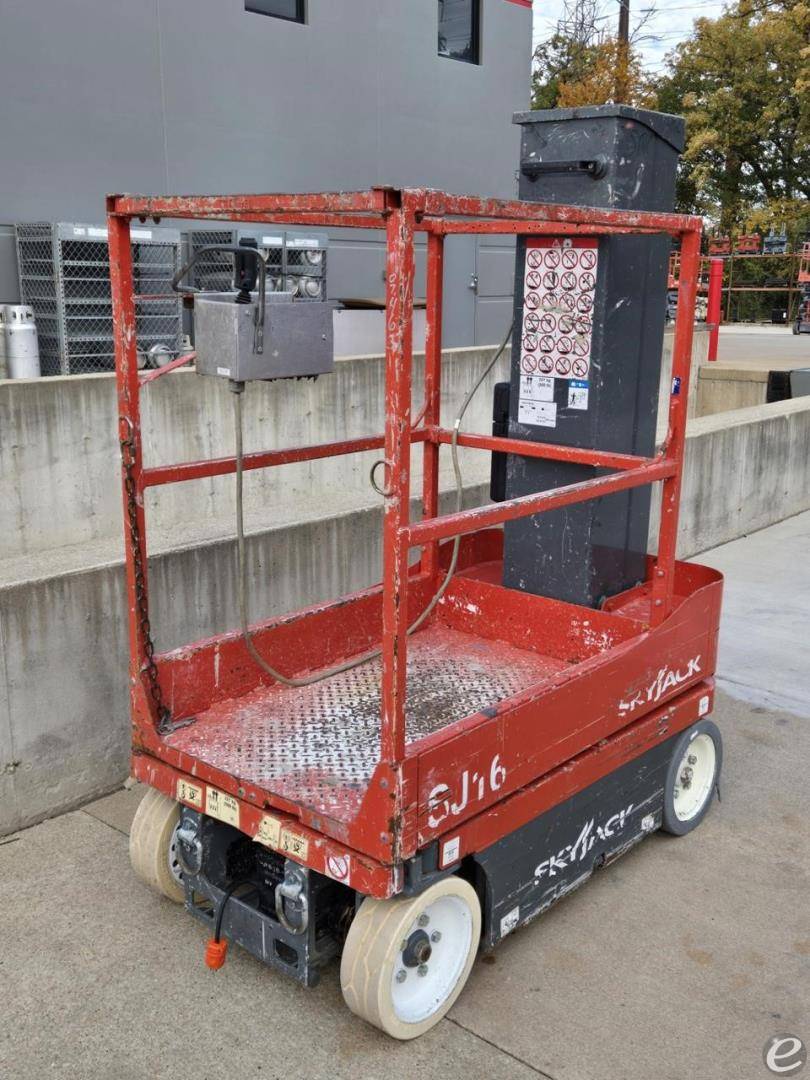 2015 Skyjack SJ16 Electric Scissor Lift - 123Forklift