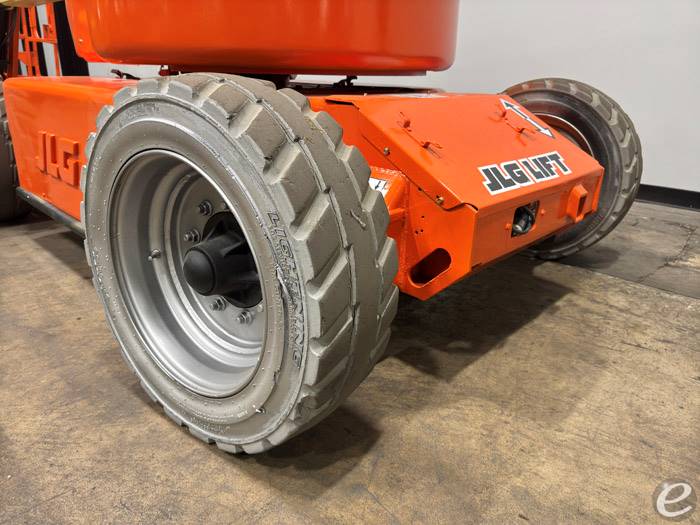 2013 JLG E450AJ