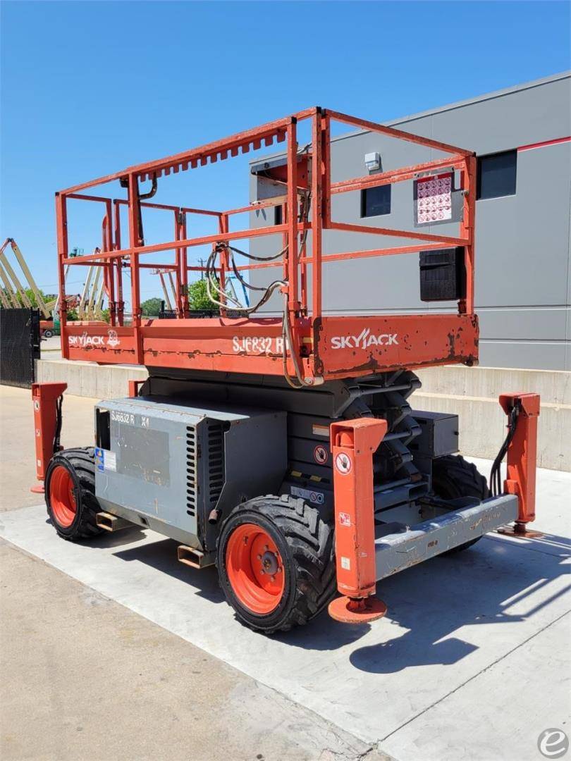 2015 Skyjack SJ6832RT Dual Fuel Scissor Lift - 123Forklift