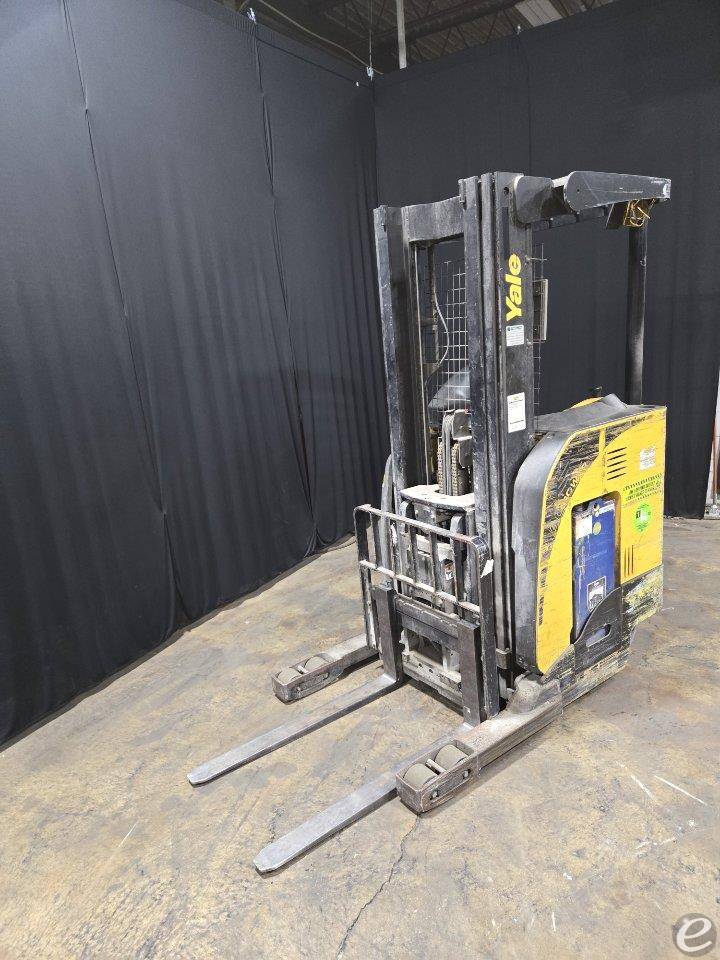 2015 Yale NR040DB