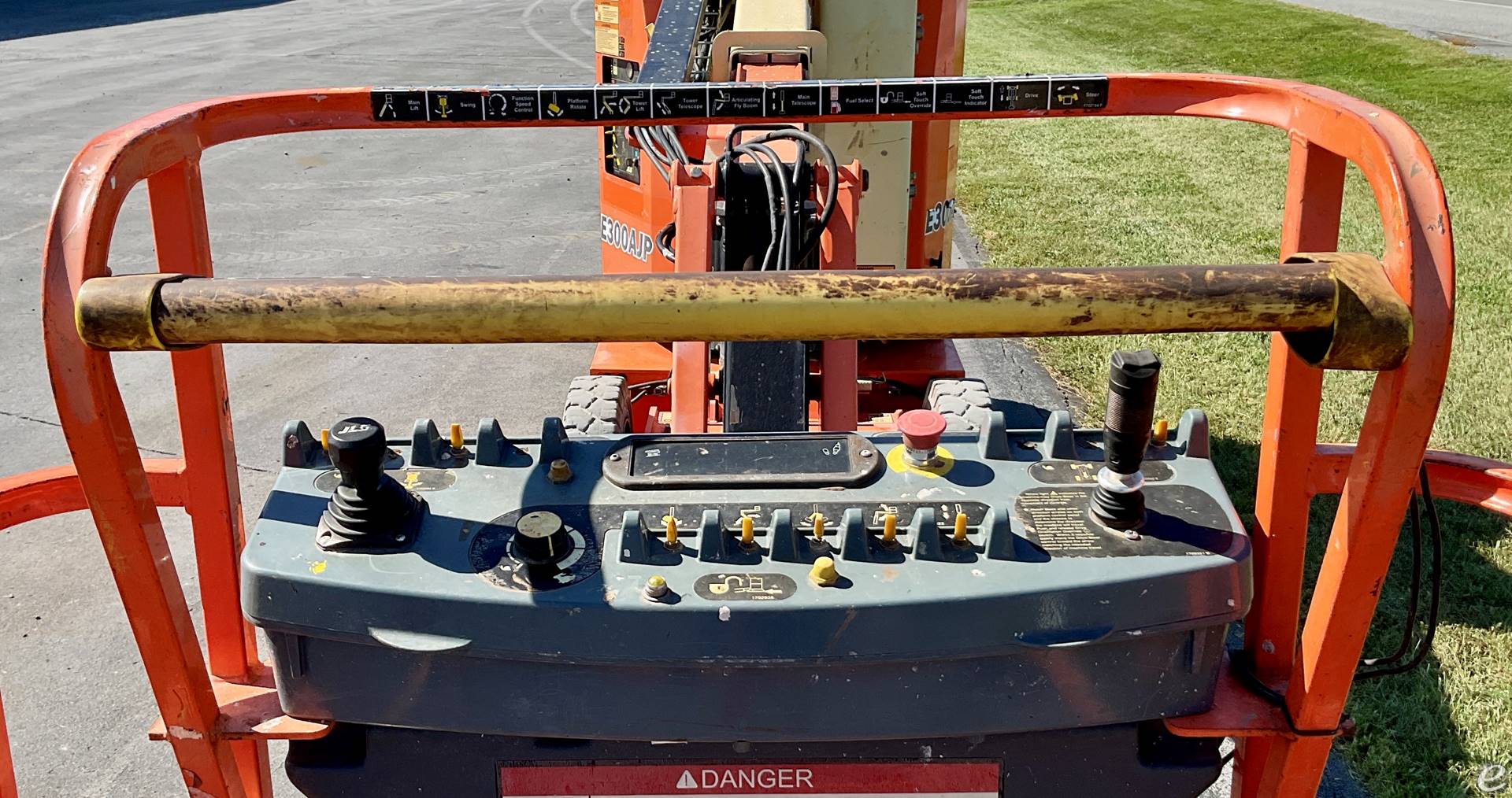 2015 JLG E300AJP