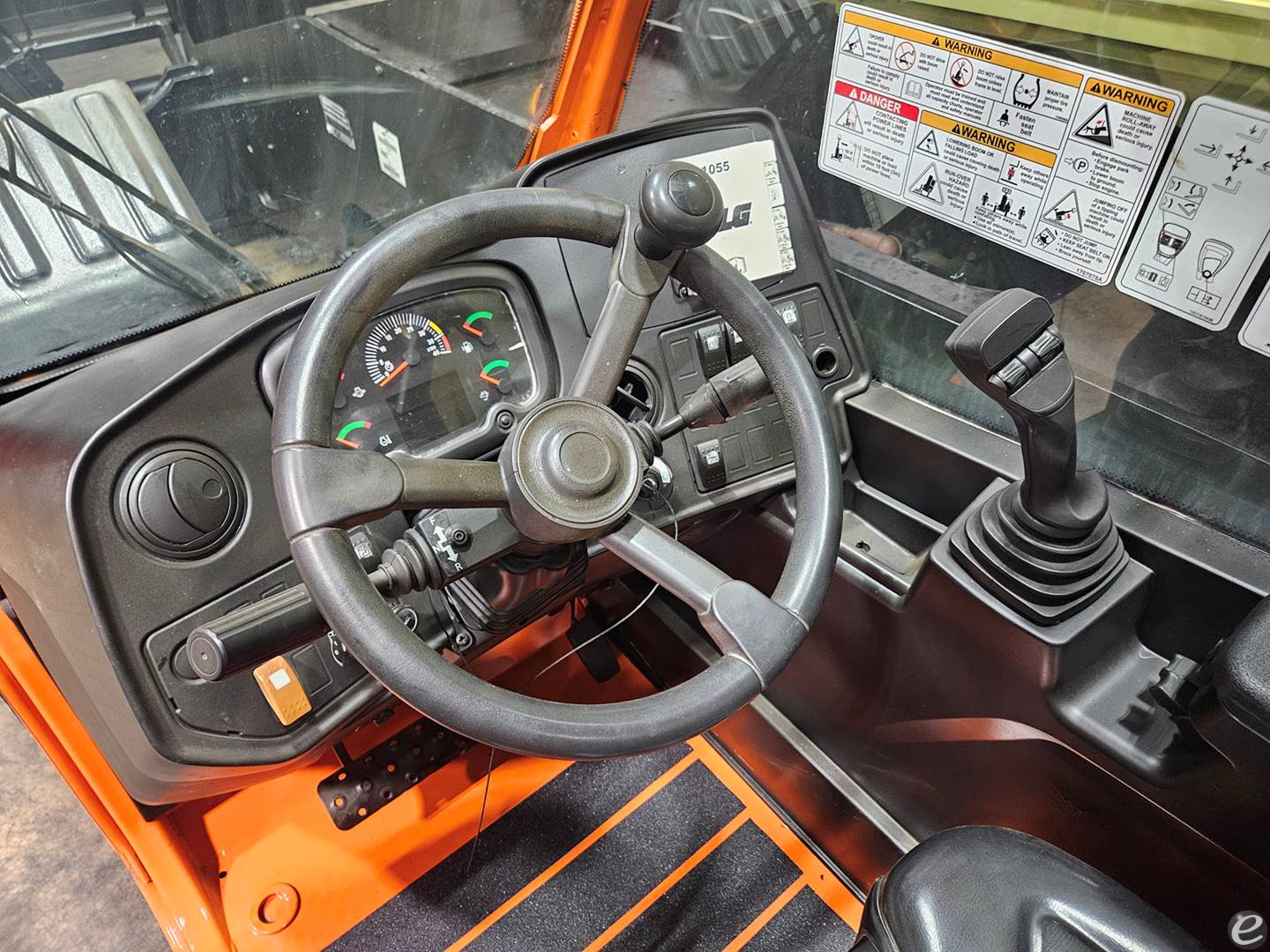 2016 JLG 1055